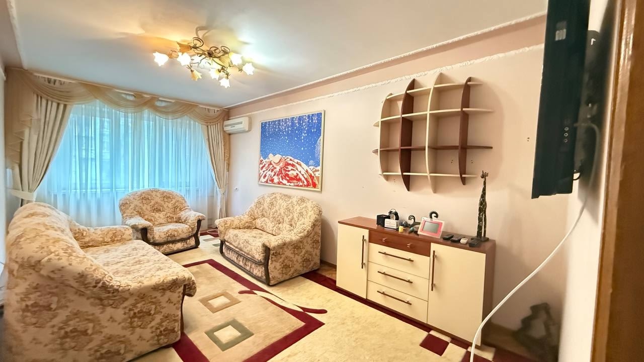 ✨💣⭐️Продается 2к квартира ⭐️💣✨ г.Луганск, Жовтневый район, кв.Солнечный, не угловая, комнаты изолированные, балкон застеклен, отопление-центральное, санузел совместный ( кафель ), сделан капитальный ремонт, м/п окна, м/п трубы, 2 кондиционера, встроенная кухонная мебель, вся мебель и техника остаются, возле д...