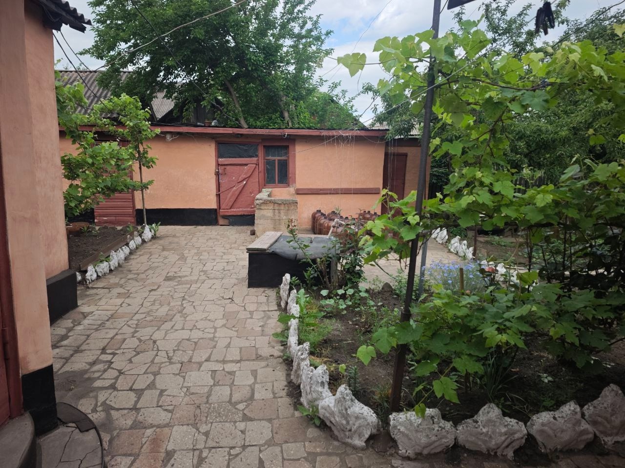 Алчевск 🏡 Продам❗️❗️❗️ одноэтажный дом 📍 Адрес: район старого ДЕПО 📐 Характеристики дома: ✔ Общая площадь: 53,5 кв. м ✔ Планировка: прихожая, кухня, гостиная, спальня, зал ✔ Крыша: шифер (не течет) ✅ ✔ Окна: металлопластиковые 🪟 ✔ Санузел: в доме, отделан кафелем 🚽✨ 🔥 Коммуникации: ✔ Отопление: одноконтурный ...