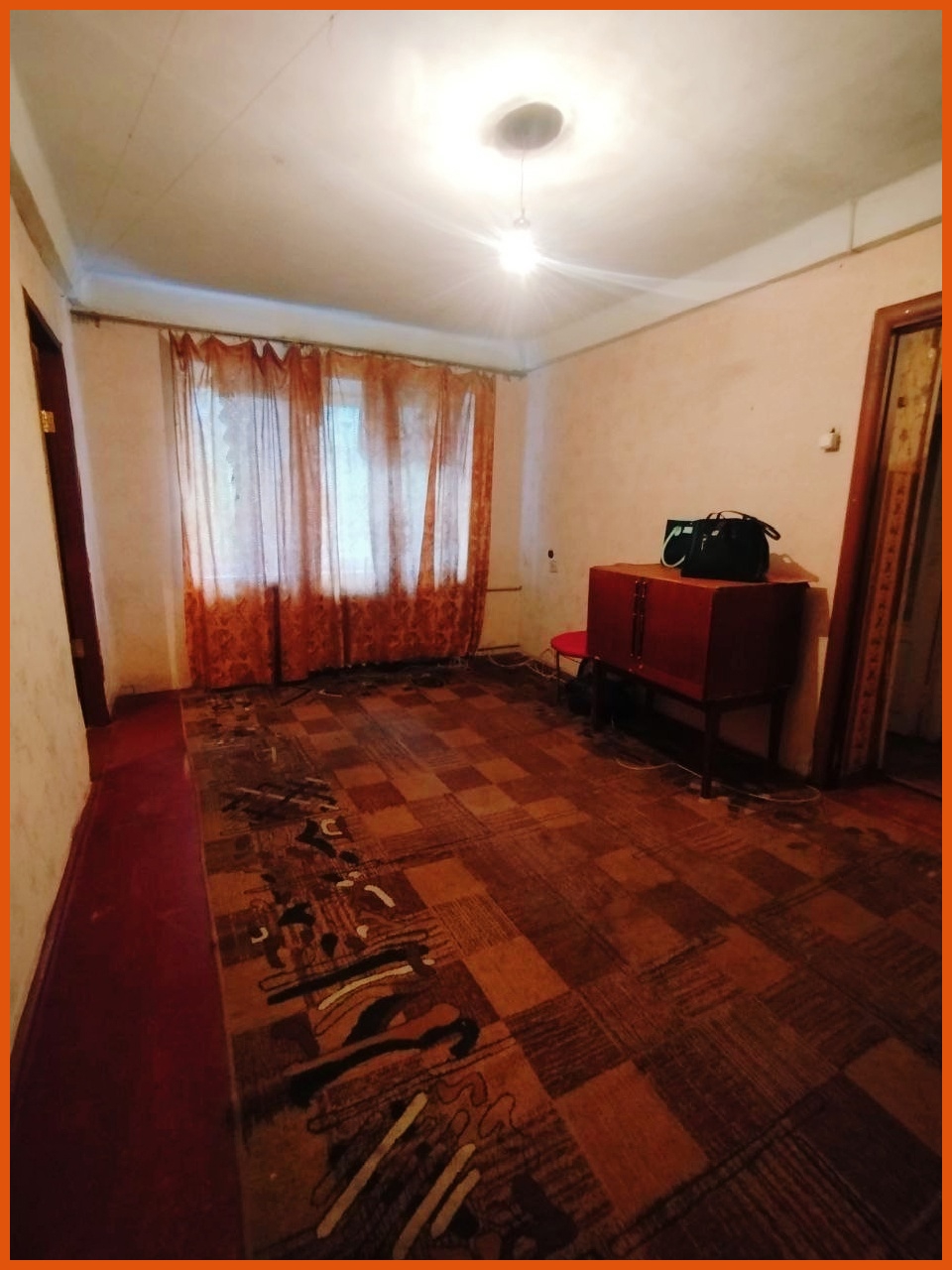 объект 531 Продаётся 2-х к.квартира в г.Алчевске р-н маг."Планета" 1/5 эт.дома Окна - МП На окнах решётки. ОП - 42 кв. Поменяны счётчики. Отличная локация, всё необходимое рядом: школа, садик, магазины, поликлиника и остановки общ.транспорта. Цена - 1 600 000 руб. ЗВОНИТЕ: +7 959 131 77 52 +7 959 02...