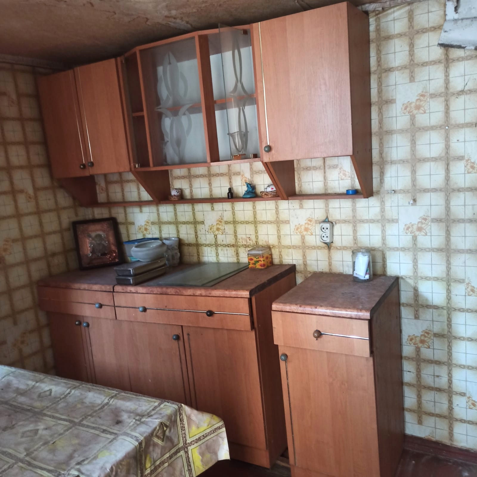 🏡Продаётся часть дома в Червонопартизанске, ул. Кирова. 3 комнаты: 2 спальни, зал, кухня, коридор. Площадь =50,5 м2. 🛠 Вода городская, проведена в дом. Есть сливная яма. Все окна новые. Крыша новая, шифер. Отопление паровое по всему дому, зимой очень тепло. ✨Хороший капитальный гараж с ямой. Летняя кухня. Хоз...