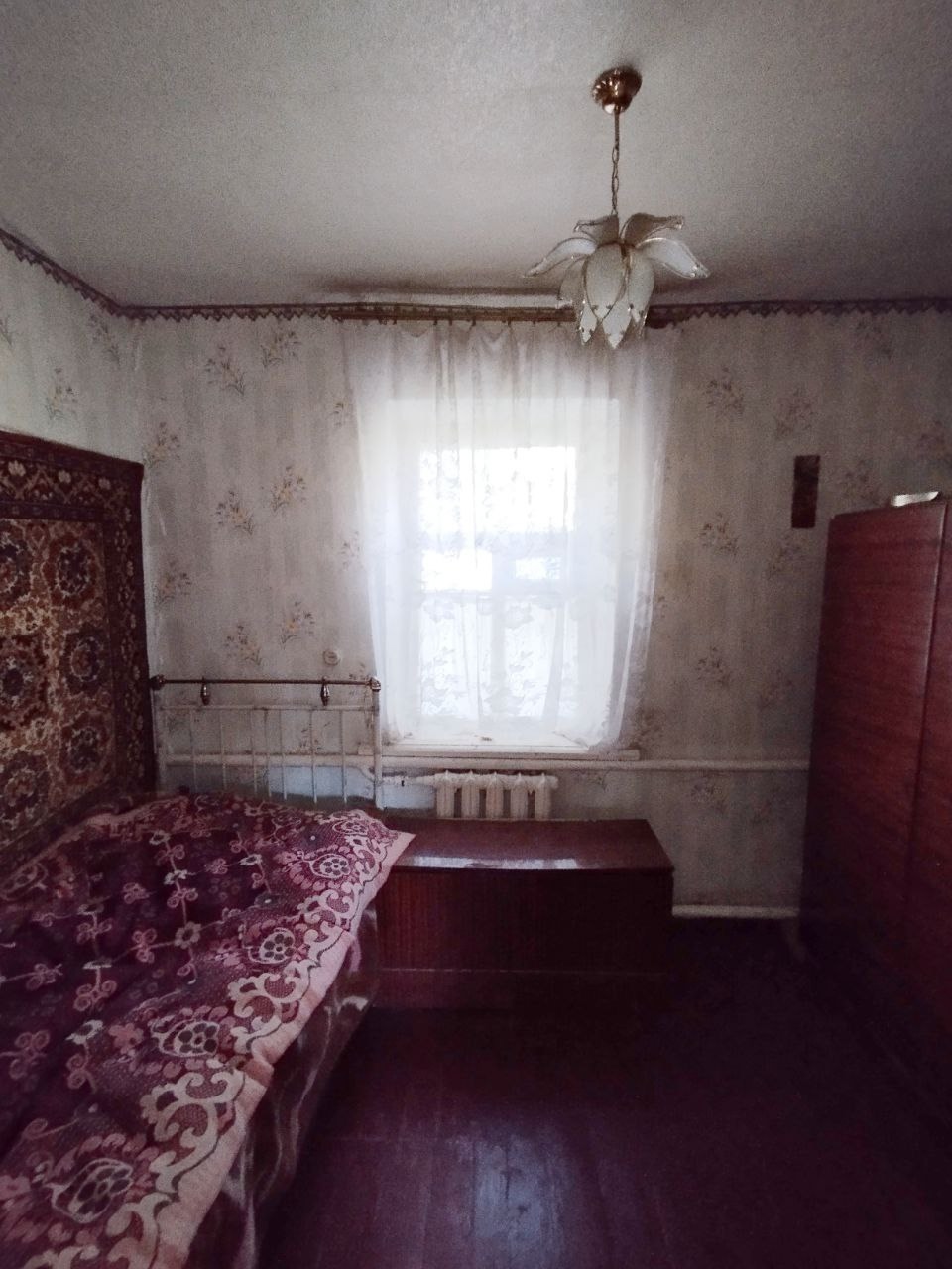 Продам дом на ул. Галицкого общей площадью 56 кв. м. Дом тёплый в хорошем состоянии, 4 комнаты, санузел в доме, погреб, все остаётся. Земля 5,2 сотки, летняя кухня отапливаемая, гараж с ямой, сарай. Рядом остановка транспорта. , заходи и живи. ✅ Цена 4 800 000₽. ☎ +79592952103 Николай....