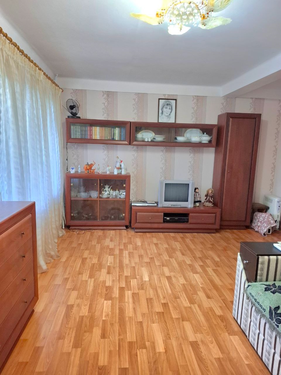 Продам 2-ком квартиру в Луганске, Жовтневый р-н. Улица Брестская, 3 ( рядом школа 50 ) 3/9 эт , 53 м2 общ.пл. Квартира очень теплая. В квартире на окнах установлены качественные деревянные тройные стеклопакеты. Отопление центральное. Балкон застеклён. Квартира в хорошем жилом состоянии. Вся мебель и бытовая т...